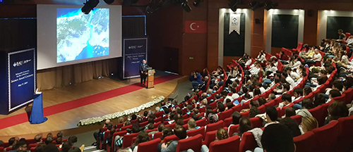 Dr. Michael Apuzzo addresses aspiring physicians and neurosurgeons in Istanbul