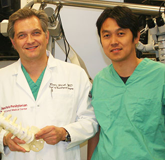 Dr. Roger Härtl and research fellow Yu Moriguchi