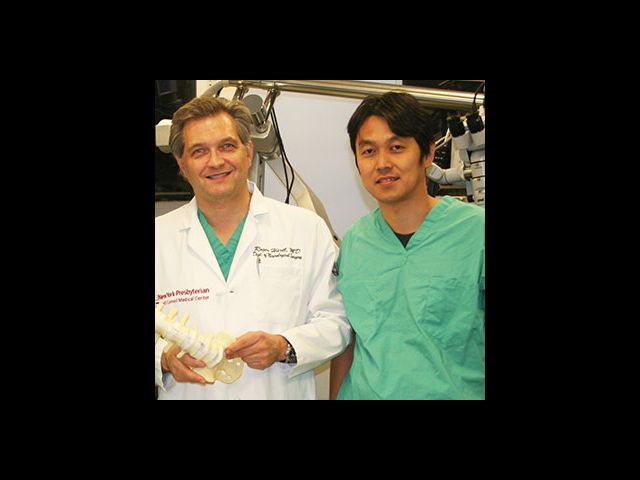 Dr. Roger Härtl and research fellow Yu Moriguchi